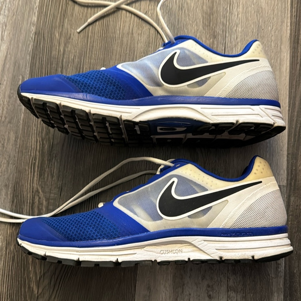Nike Vomero 8 Tennis Shoes